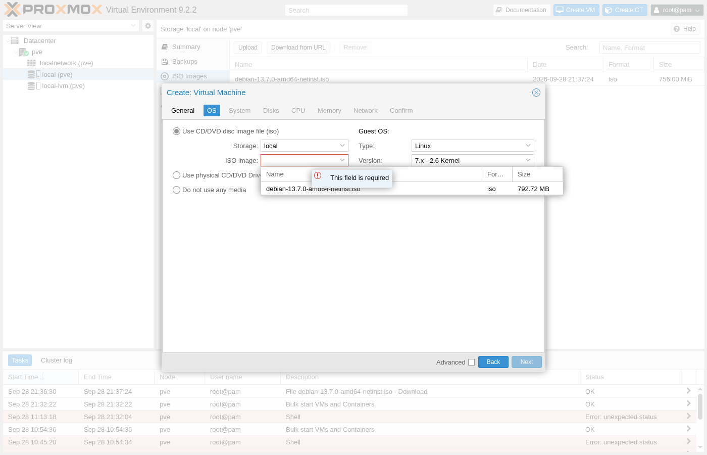 Assistant de création de machine virtuelle, onglet « Système d'exploitation », menu déroulant « Image ISO » ouvert et surligné en rouge avec une info-bulle indiquant « Ce champ est obligatoire », proposant « debian-13.7.0-amd64-netinst.iso » comme seule option