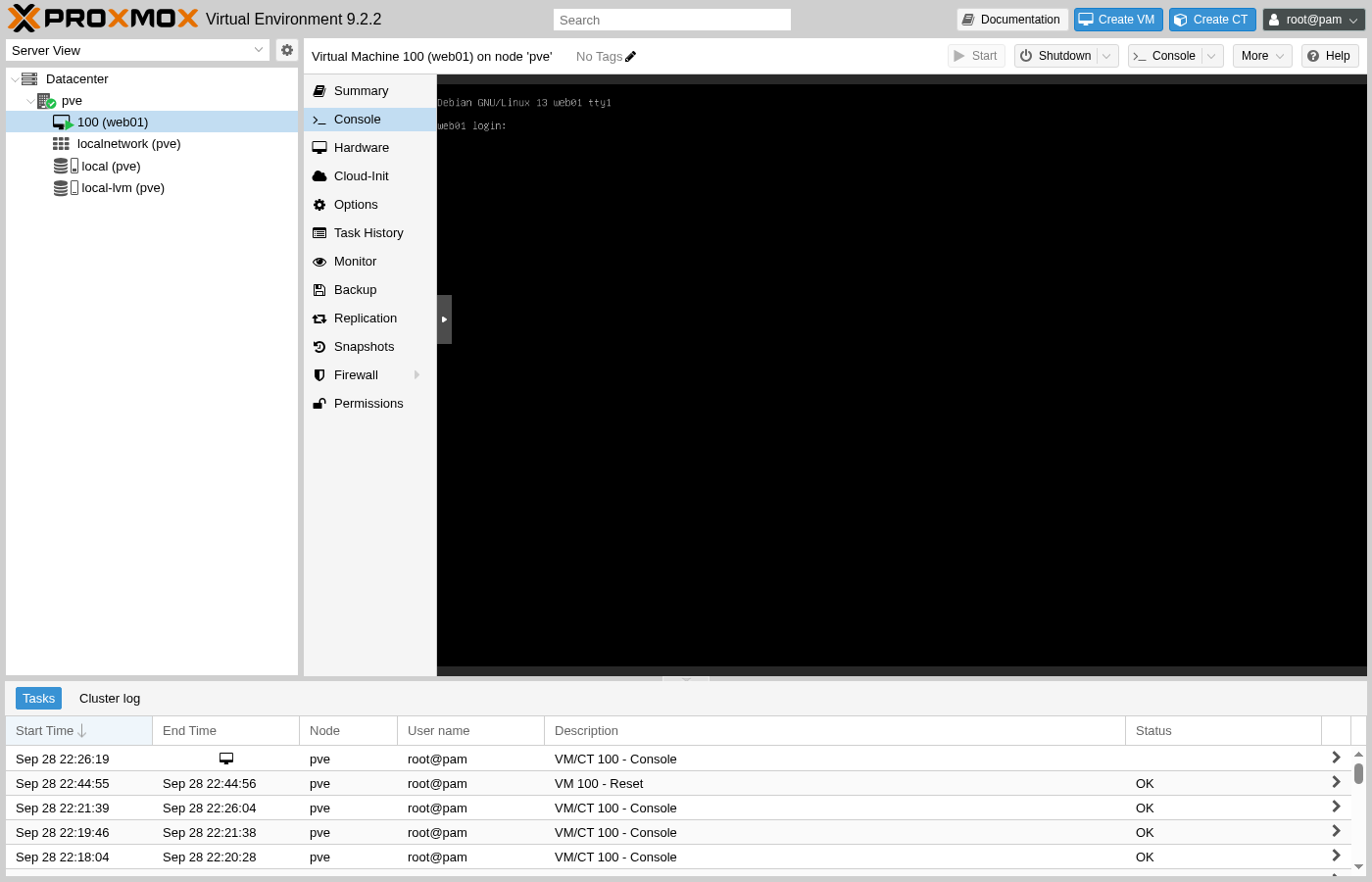 Console affichant « Debian GNU/Linux 13 web01 tty1 », suivie d'une invite de connexion web01