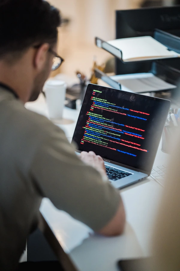 Un informaticien travaille sur son ordinateur.